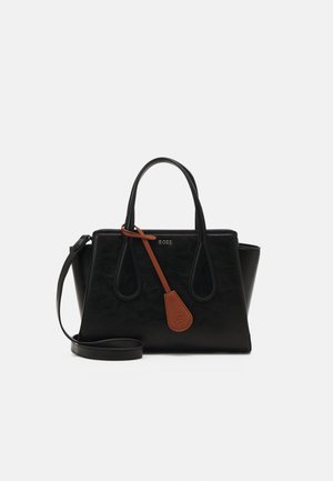 Bolso de mano de cuero negro con un diseño estructurado, que cuenta con dos asas superiores, una correa para el hombro desmontable y un acento de cuero marrón con detalle de logo.