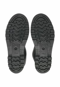 Zwarte rubberen laarzen met een gestructureerd gripprofiel, met verhoogde gedeelten voor tractie en reliëfdetails die het land van vervaardiging aanduiden.