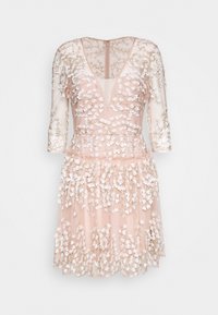 Růžové šaty s krátkými rukávy, V-výstřihem, květinovou výšivkou a vrstvenou tylovou sukní s mírně průhledným vzhledem.