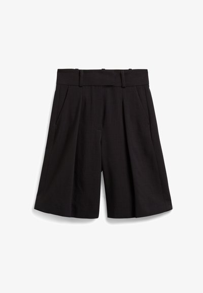 Shorts noirs ajustés avec une jambe large, des plis à l'avant et une taille plate avec passants de ceinture. Texture de tissu lisse.