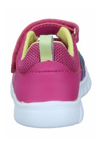 Růžová teniska s prodyšnou svrchní částí a plastovými akcenty. Zapínání na suchý zip a bílá gumová podrážka. Texturovaný podpatek a vícerozměrný boční vzor.