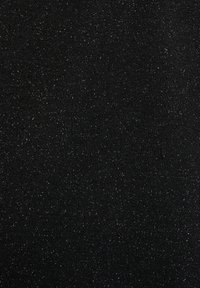 Czarny teksturowany materiał o drobnej ziarnistości, z subtelnymi błyskami odbijającymi światło, tworzącymi migoczący efekt na powierzchni.