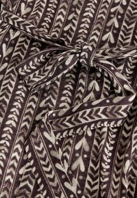 Next TALL FIT - V-NECK MIDI  - Robe pull - wine and cream heart print