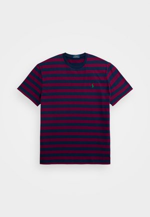 Tricou în dungi roșii și bleumarin, confecționat din bumbac, cu guler rotund și un mic logo verde pe piept. Mâneci scurte, croială relaxată.