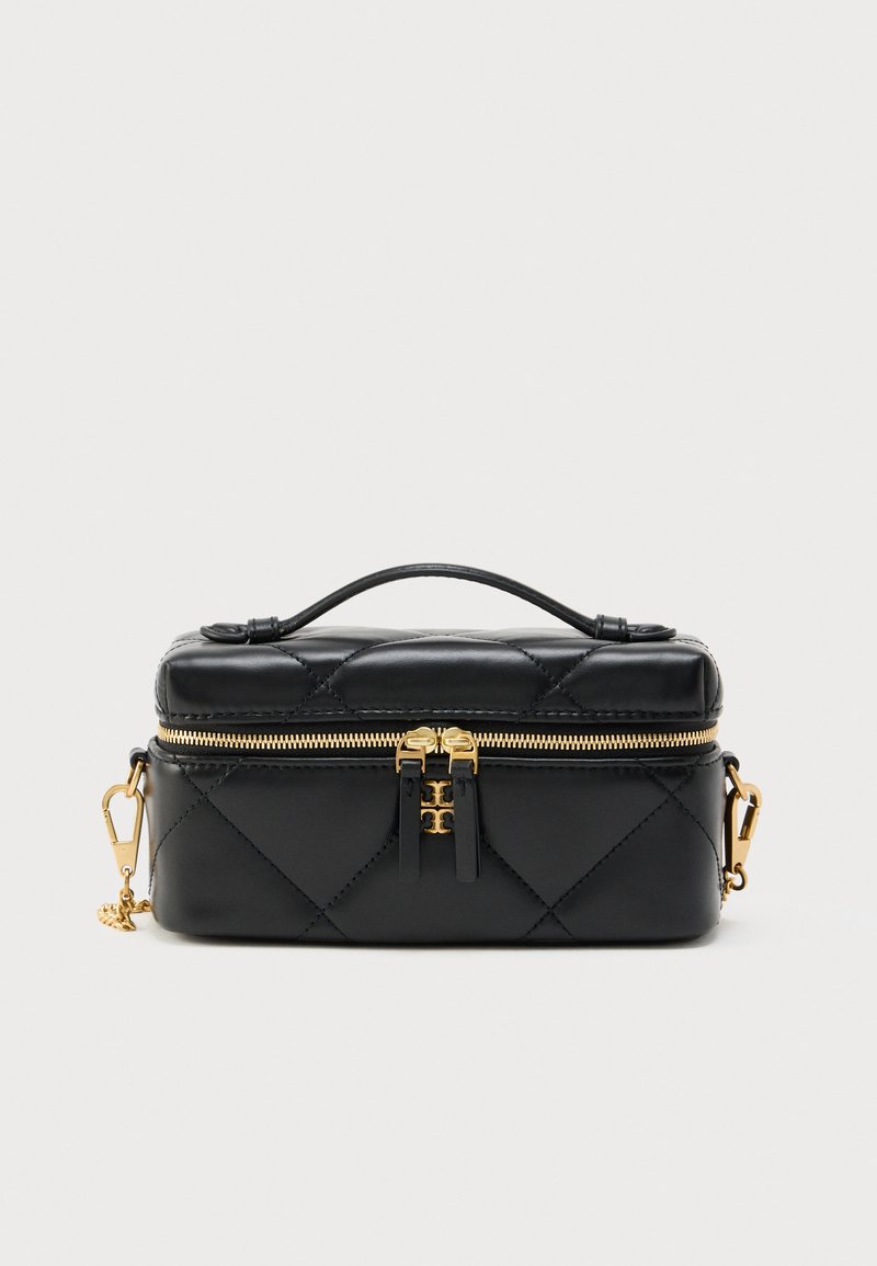 Bolso rectangular negro de cuero acolchado con asa superior, cremallera dorada con doble tirador y cierres dorados sobre un fondo blanco.