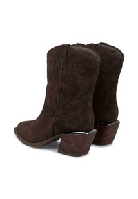 Botas de cowboy de ante marrón con punta afilada, patrones de estrellas texturizados y un tacón apilado con acentos brillantes.