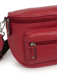 Borsa a tracolla rossa in pelle con texture liscia, due scomparti con zip e tracolla regolabile. Presenta un accessorio in metallo color argento.