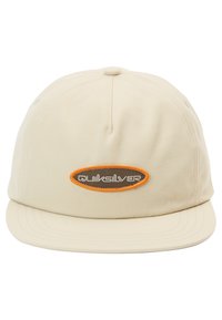 Gorra beige con visera plana, que presenta un parche ovalado en marrón y naranja que dice "Quiksilver". Textura de tela suave con un diseño de seis paneles.