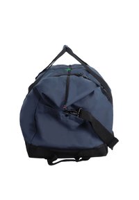 Bolsa de deporte de color azul marino con forma redondeada, que presenta un cierre de cremallera, correa de hombro ajustable y bolsillo frontal. Tejido texturizado.