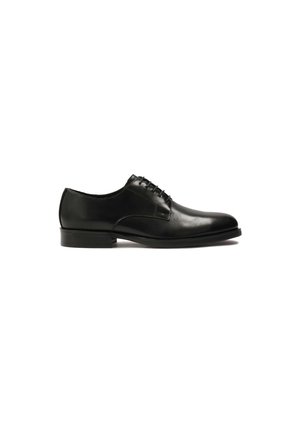 Czarne skórzane buty eleganckie z gładką teksturą, okrągłym noskiem i sześcioma dziurkami na sznurówki. Posiadają niski obcas i minimalne detale przeszycia.
