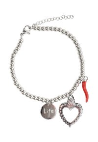 Bracciale in argento con perline, caratterizzato da un ciondolo circolare con la scritta "Vita", un ciondolo a forma di cuore con una fiamma e un ciondolo a forma di peperoncino rosso.