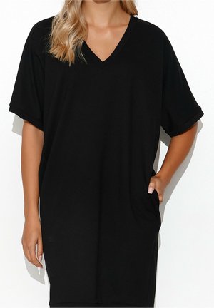 Zwarte V-hals T-shirtjurk met korte mouwen, losse pasvorm en zijzakken. Gemaakt van zachte stof met een gladde textuur.