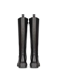 Botas de cuero negro hasta la rodilla con un acabado texturizado, diseño recto y dos cremalleras traseras para el cierre, con un tacón apilado.