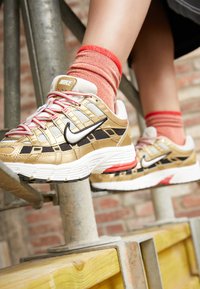 Nike Sportswear W NIKE P-3000 CNCPT - Sportcipő - light bone/summit white/metallic gold/university red/black