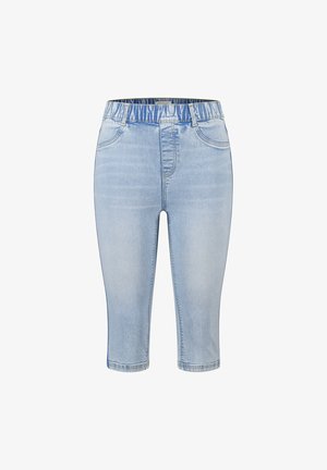 Lichtblauwe, knie-lange denimshorts met elastische tailleband en voorzakken, afgebeeld op een witte achtergrond.