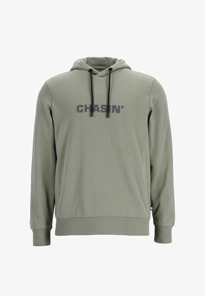 Hanorac cu glugă din bumbac oliv, cu buzunar tip kangaroo. Are șnururi negre și un logo „CHASIN'” gri închis pe piept.