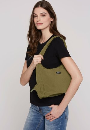Olivgrüne Schultertasche aus strukturiertem Stoff, mit einem Reißverschlussfach und einem breiten Tragegurt für angenehmes Tragen.