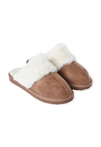 Chaussons en suédine marron avec un intérieur moelleux blanc, design enfilable, bout arrondi et semelle en caoutchouc texturé pour une meilleure adhérence.