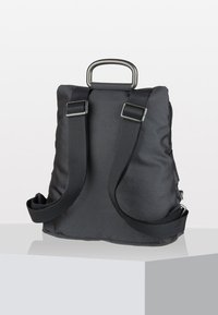 Zaino nero con superficie texturizzata, spallacci regolabili doppi e manico superiore per il trasporto. Presenta un design minimalista e hardware robusto.