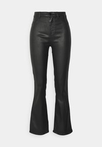 Pantalones acampanados negros hechos de un material suave y elástico con una cintura alta, diseño de cinco bolsillos y cierre frontal de botón.