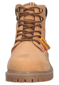Braune Leder-Arbeitsstiefel mit braunen Schnürsenkeln, Metallösen und orangefarbigem Etikett. Verfügt über eine dicke Gummisohle und ein wasserdichtes Design.