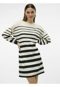 Abito in maglia con righe orizzontali bianche e nere, scollo a girocollo e maniche lunghe, con una vestibilità morbida e una texture morbida.