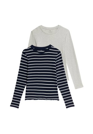 Zwei Langarmshirts: eines in Grau mit Rundhalsausschnitt; das andere in Marineblau mit weißen Streifen, mit gewelltem Saum, kontrastierendem Stoff und Designdetails.