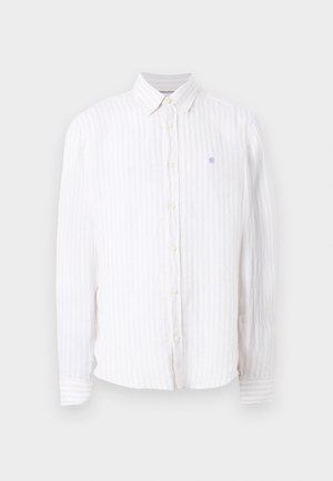 Chemise blanche à manches longues boutonnée, avec fines rayures verticales et petit logo sur la poitrine gauche, col classique et poignets boutonnés.