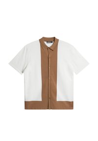 Camicia a maniche corte con chiusura frontale a bottoni marroni e colletto, maniche e retro bianchi. Texture liscia e design a blocchi di colore geometrici.