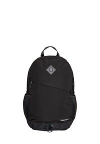 Sac à dos noir en tissu durable, présentant un logo en forme de diamant, des compartiments zippés et des poches en mesh sur les côtés pour les bouteilles d'eau.