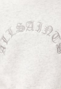Sudadera de cuello redondo gris con el texto bordado "ALLSAINTS" en un diseño curvado. Textura suave con un acabado de tela jaspeada ligera.