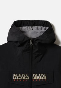 Giacca nera con cappuccio, dotata di chiusura frontale con zip. Distintivi, patch con logo in beige e rosso sul petto. Fodera interna texturizzata.