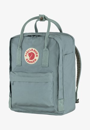 Sac à dos Fjällräven Kanken en teal atténué, fabriqué à partir d'un tissu durable. Dispose d'une poche avant, de doubles poignées supérieures et de bretelles rembourrées.