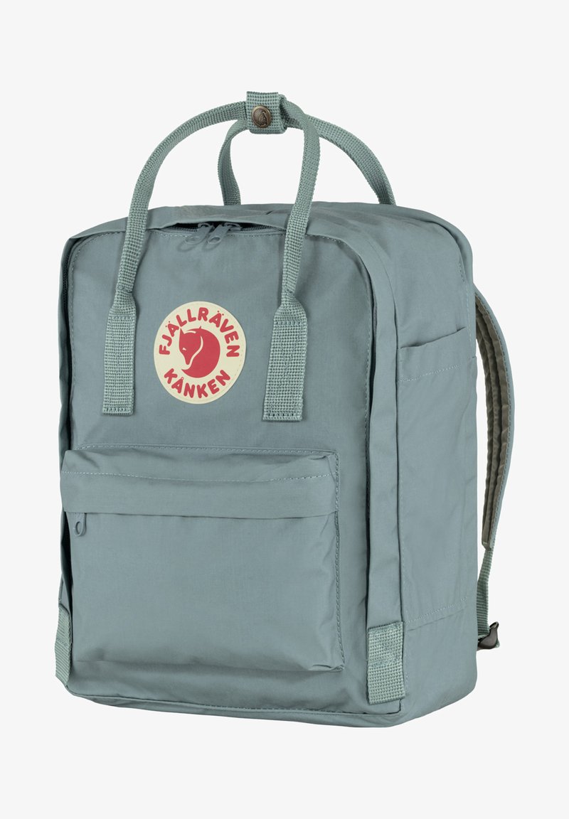 Sac à dos Fjällräven Kanken en teal atténué, fabriqué à partir d'un tissu durable. Dispose d'une poche avant, de doubles poignées supérieures et de bretelles rembourrées.