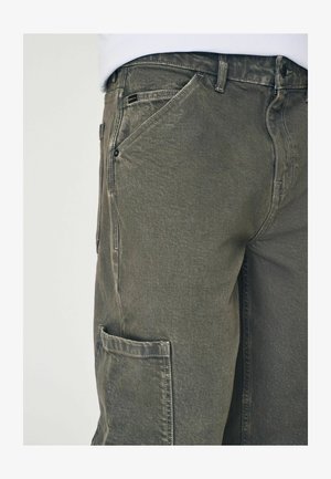 Cargo-Hosen in Olivgrün mit einer strukturierten Stoffoberfläche, mehreren Taschen und einem geraden Bein. Sichtbare Metallbeschläge.