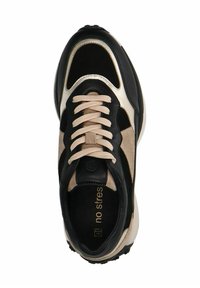 Zwarte en beige sneaker met een mix van leer en suede, vetersluiting, contrasterende accenten en een gestructureerde rubberen zool.