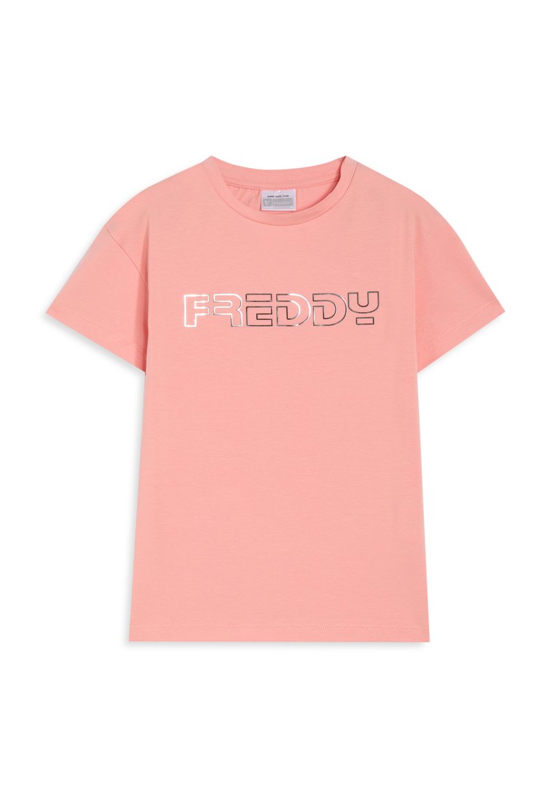 Camiseta de algodón rosa con mangas cortas, con el nombre de la marca "FREDDY" en letras espejadas en el pecho. Cuello redondo.