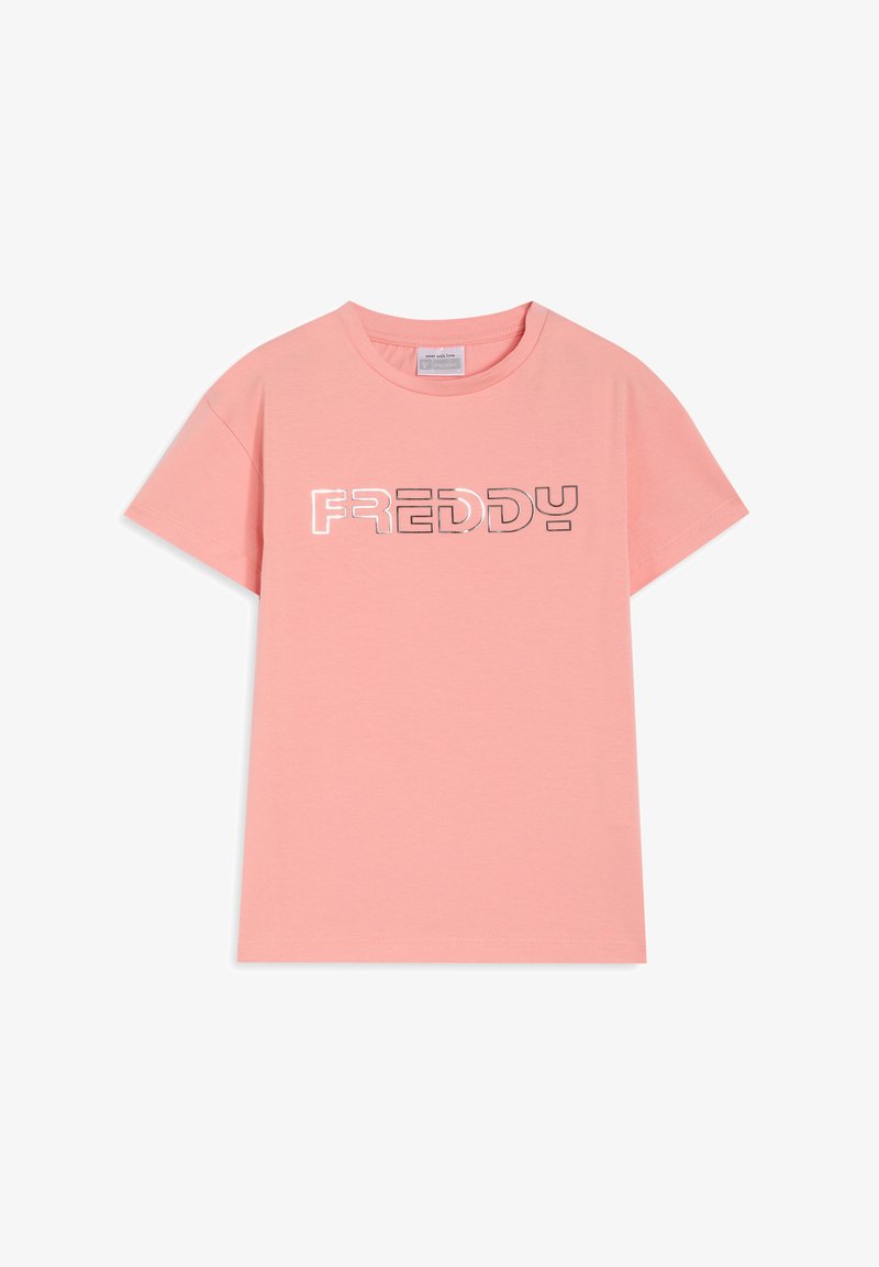Camiseta de algodón rosa con mangas cortas, con el nombre de la marca "FREDDY" en letras espejadas en el pecho. Cuello redondo.