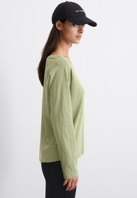 Marc O'Polo DENIM RAGLAN SLEEVES - Long sleeved top - green bay
