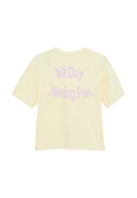 Gelbes Baumwoll-T-Shirt mit kurzen Ärmeln, versehen mit einem gebogenen rosa Schriftzug auf der Rückseite, der "Den ganzen Tag Spaß haben" lautet.