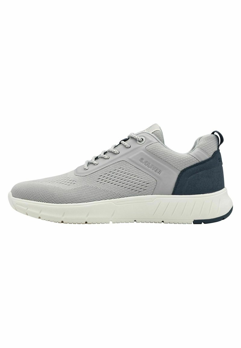 Hellgrauer Sportschuh mit atmungsaktivem Mesh-Obermaterial, kontrastierendem dunkelgrauen Fersenakzent und dicker weißer Gummisohle. Verfügt über einen Schnürverschluss.
