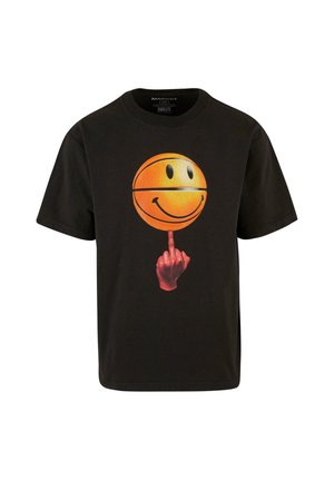 Čierne tričko s potlačou usmievajúcej sa basketbalovej lopty na červenej ruke, ktorá ukazuje zdvihnutý prostredník.