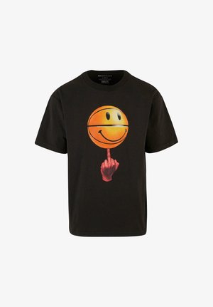Czarna koszulka z grafiką przedstawiającą uśmiechający się koszykówkę opartą na czerwonej dłoni pokazującej uniesiony środkowy palec.