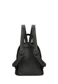 Czarny skórzany plecak o teksturowanej powierzchni, z podwójnymi regulowanymi paskami i metalowymi dodatkami. Kompaktowy, dopasowany kształt.