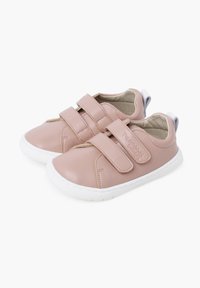 Heledad roosa nahast tossud kahe kleebisega rihmaga, valge kummitallaga ja väikese halli kanna sildiga. Pehme sisevooder on nähtav.