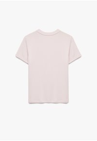Lyserød kortærmet T-shirt med rund hals. Glat, letvægtsstof. Enkel design uden synlige mønstre eller dekorationer.