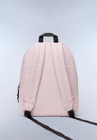 Zaino rosa chiaro realizzato in materiale testurizzato, dotato di spallacci imbottiti, una maniglia superiore e una tasca laterale con zip.