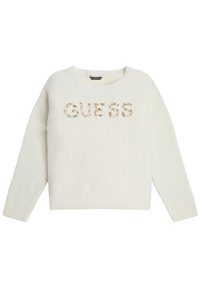 Hvid, fluffy sweater med rund halsudskæring og lange ærmer, pyntet med ordet "GUESS" i guld og perleaccents.
