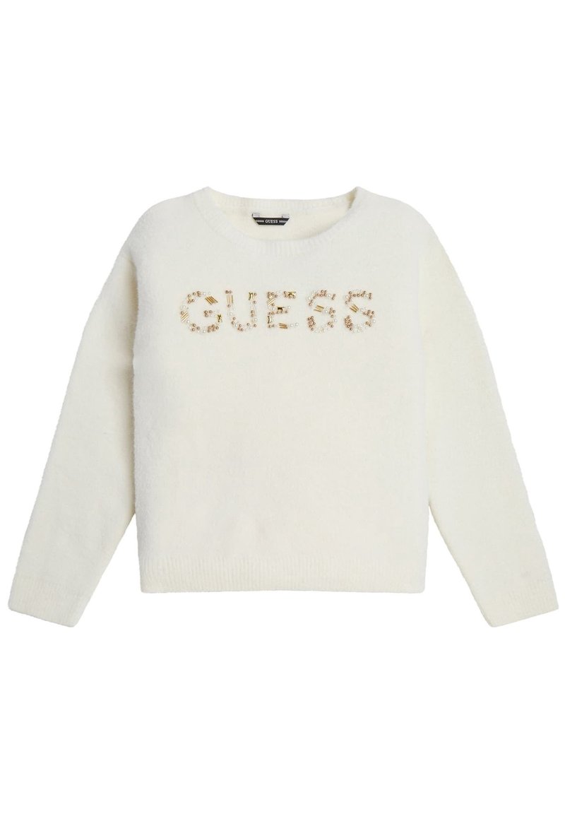 Hvid, fluffy sweater med rund halsudskæring og lange ærmer, pyntet med ordet "GUESS" i guld og perleaccents.