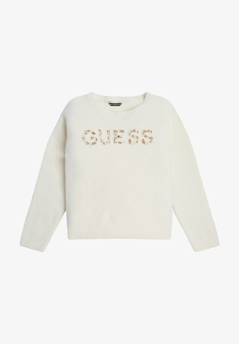 Hvid, fluffy sweater med rund halsudskæring og lange ærmer, pyntet med ordet "GUESS" i guld og perleaccents.